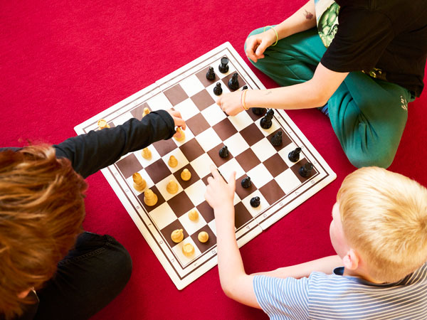 Schulkinder spielen Schach
